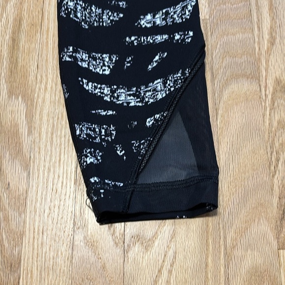 Lululemon Inspire Tight II Graf Black White / Black Athletic Legging circa 2016 - Picture 9 of 10
